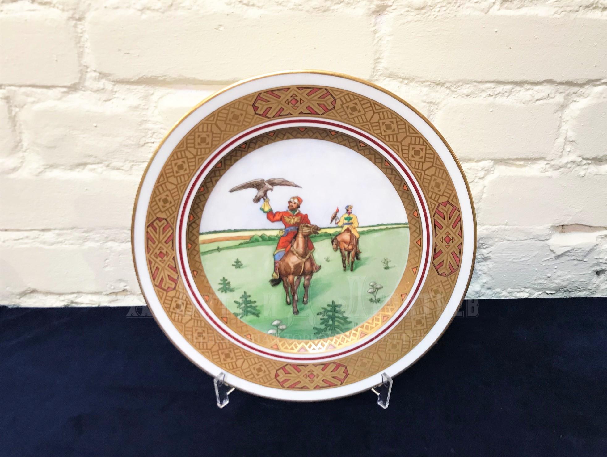 Антикварная фарфоровая тарелка в русском духе Langebraun соколиная охота